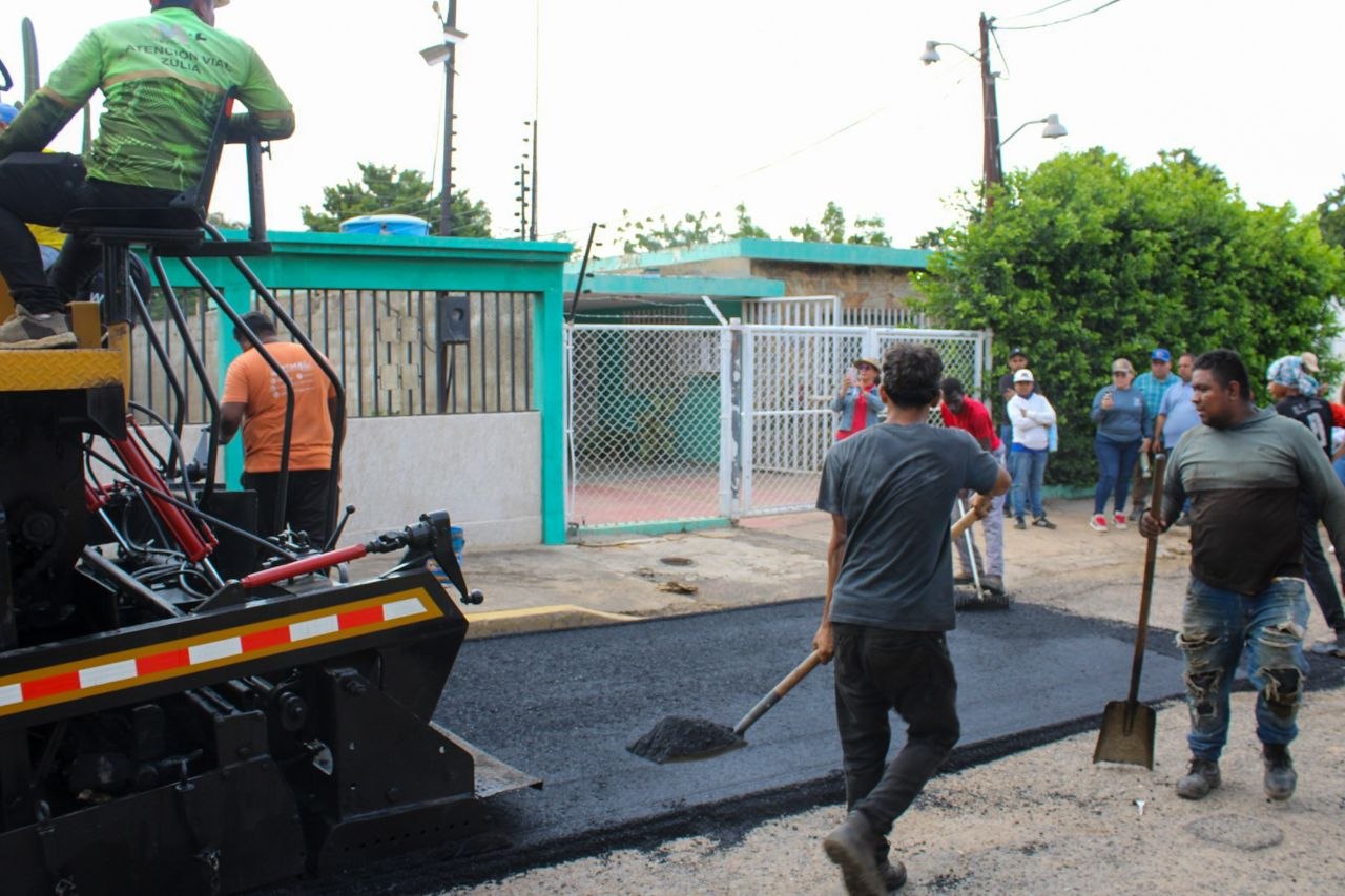 Ayuntamiento marabino inició asfaltado en Urbanización Sucre