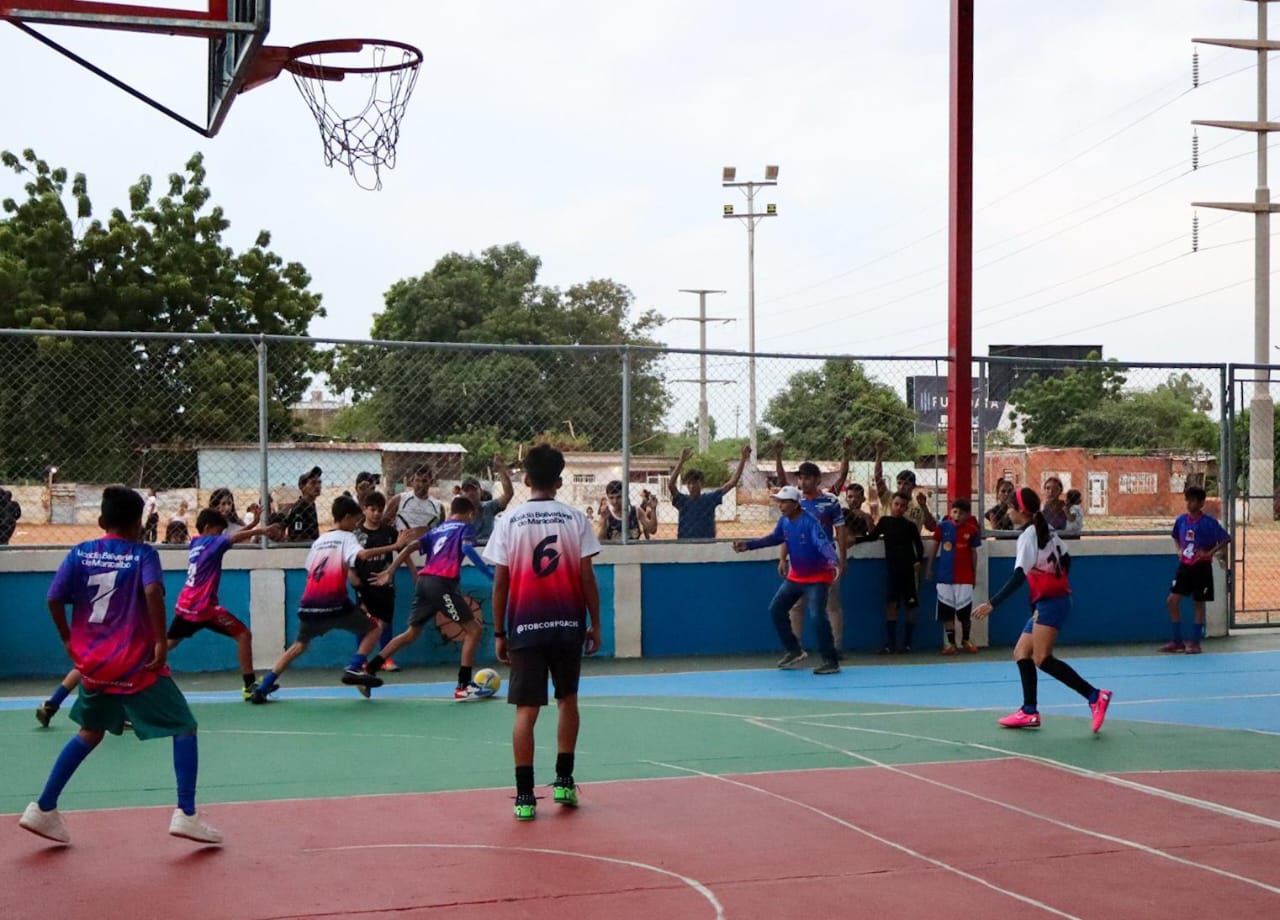 Alcaldía de Maracaibo entrega rehabilitado el complejo deportivo Luis Emiro Fuenmayor y dos puentes peatonales en Cecilio Acosta