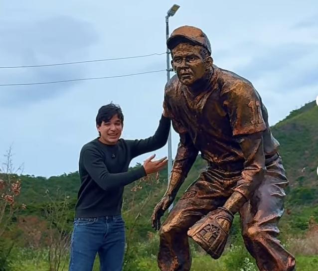 Josué Benjamín Figueroa inmortaliza a Luis Aparicio en una escultura para Maracaibo