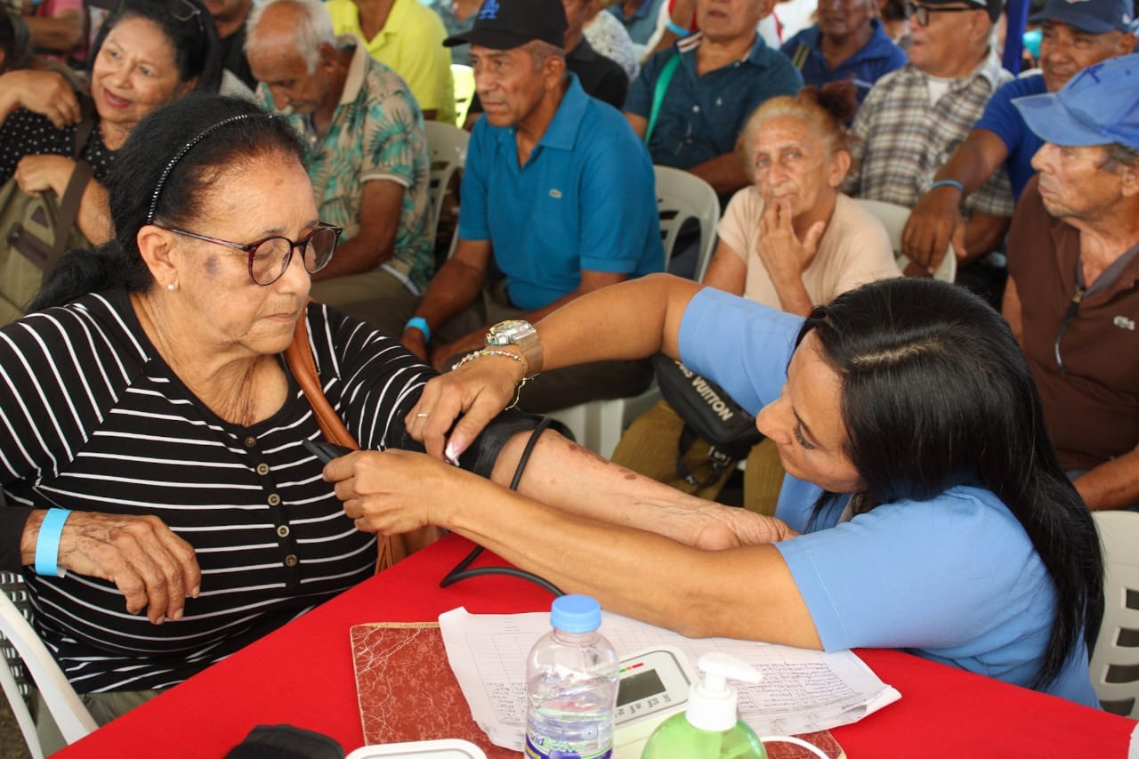 Más de 400 jubilados y pensionados participaron en jornada integral organizada por la Alcaldía de Maracaibo