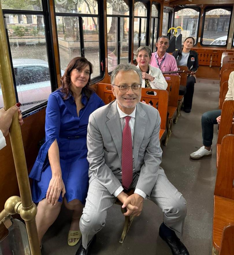 Embajador de Italia Giovanni Umberto de Vito disfrutó de un paseo en tranvía