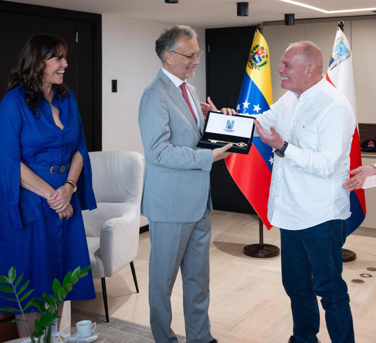 Alcaldía de Maracaibo entregó llaves de la ciudad al embajador de Italia en Venezuela