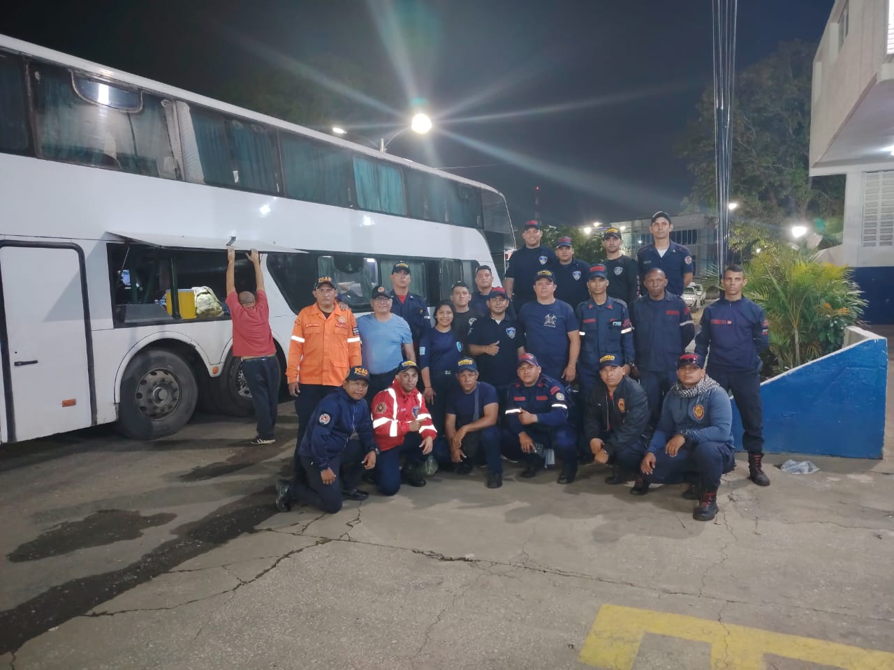 Héroes en camino: Maracaibo envía equipo especializado para apoyar labores de emergencia en Caracas