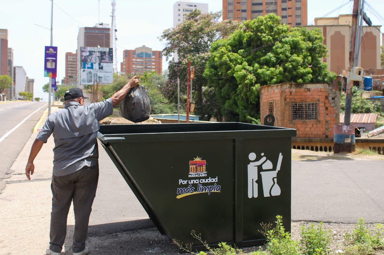 Alcaldía de Maracaibo instala contenedores de basura en sitios estratégicos