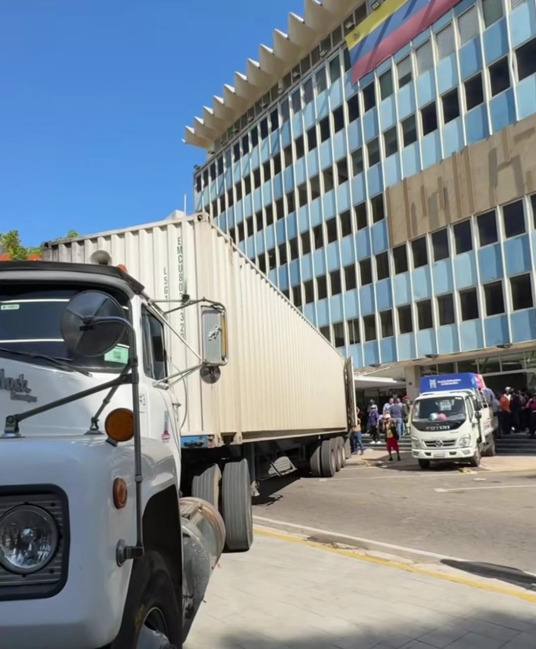 Camioneros participan en el traslado de ayuda humanitaria hacia las zonas afectadas por los terremotos