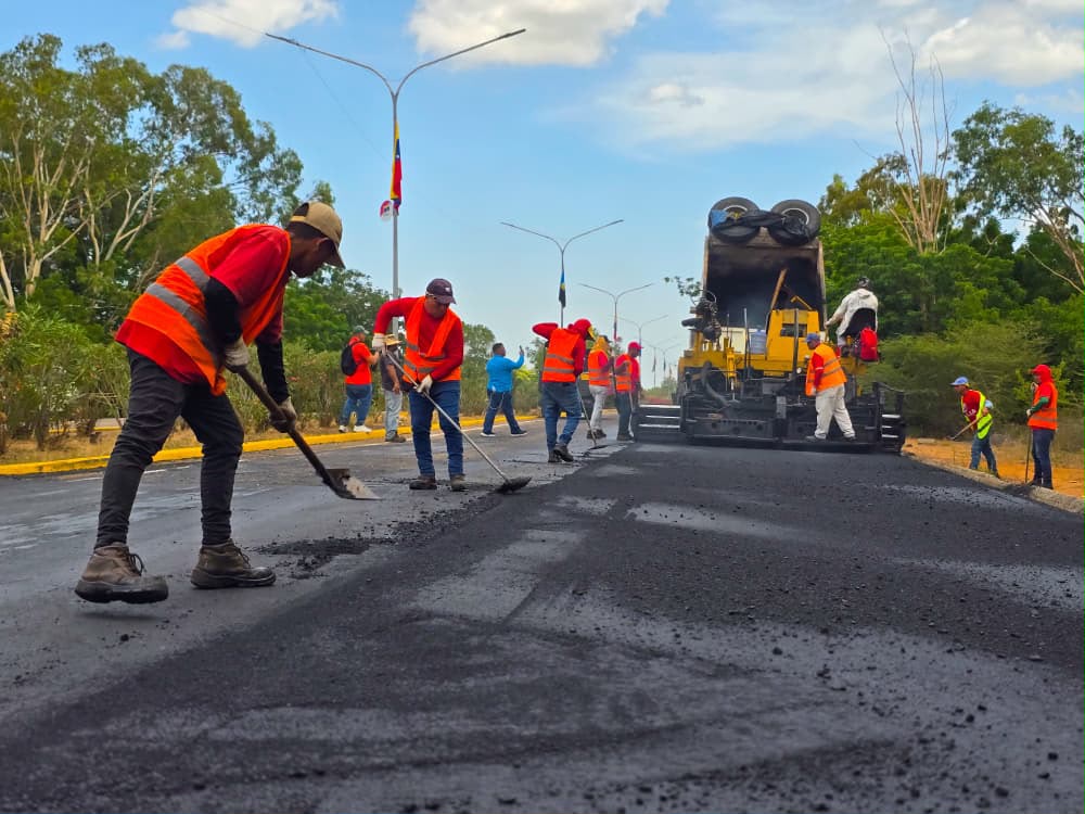 Gobernación del Zulia consolida rehabilitación de la Av. Don Manuel Belloso con la colocación de 24.000 toneladas de asfalto