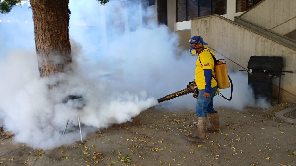 Alcaldía de Maracaibo realiza jornada de fumigación en residencias de Santa Lucía y Olegario Villalobos