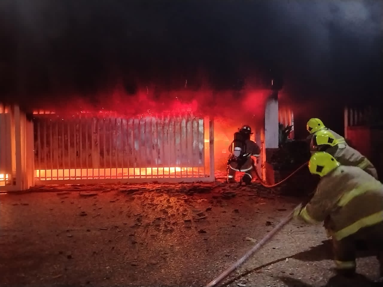 Incendio afectó cuatro vehículos en una vivienda del sector La Lago en Maracaibo