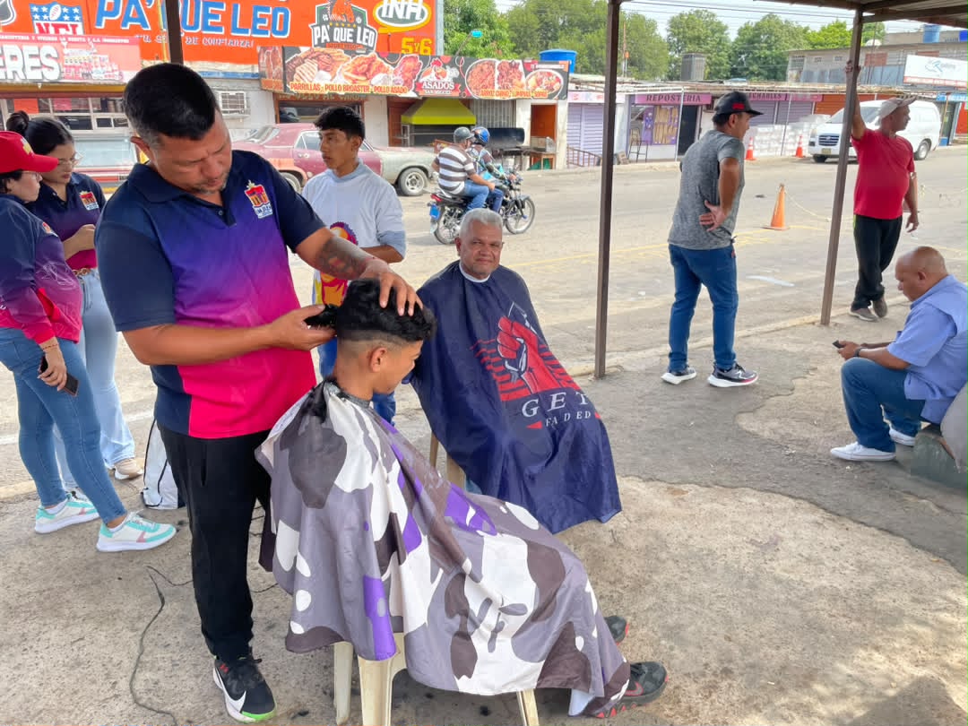 Más de 30 transportistas de la línea 14 de Noviembre participaron en jornada gratuita de barbería