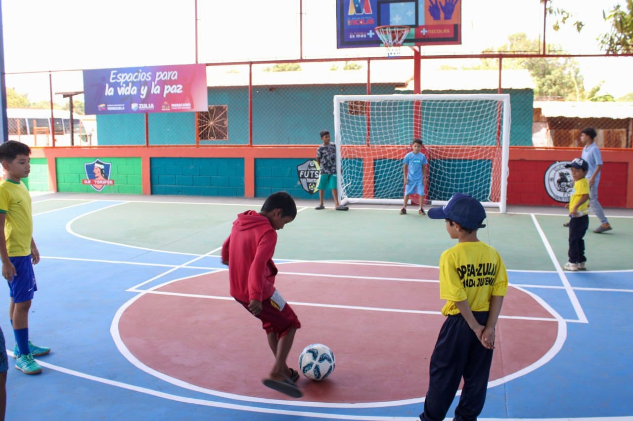 Alcaldía de Maracaibo cumple con la consulta popular al entregar la Cancha Torito Fernández