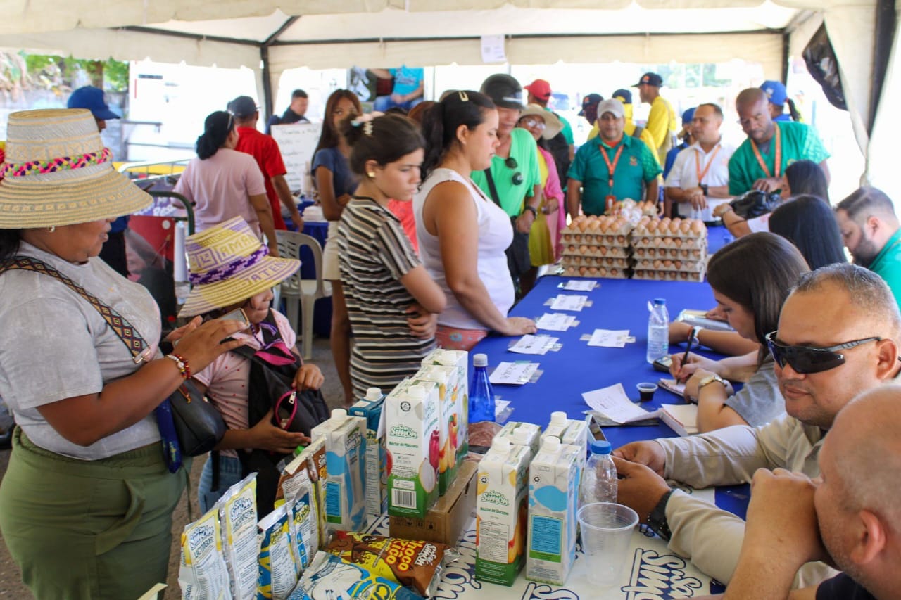Alcaldía de Maracaibo realizó jornada de mercado popular y servicios en la parroquia Antonio Borjas Romero