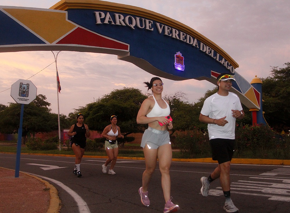 Atletas «running» participan activamente en la Ciclovía de Maracaibo