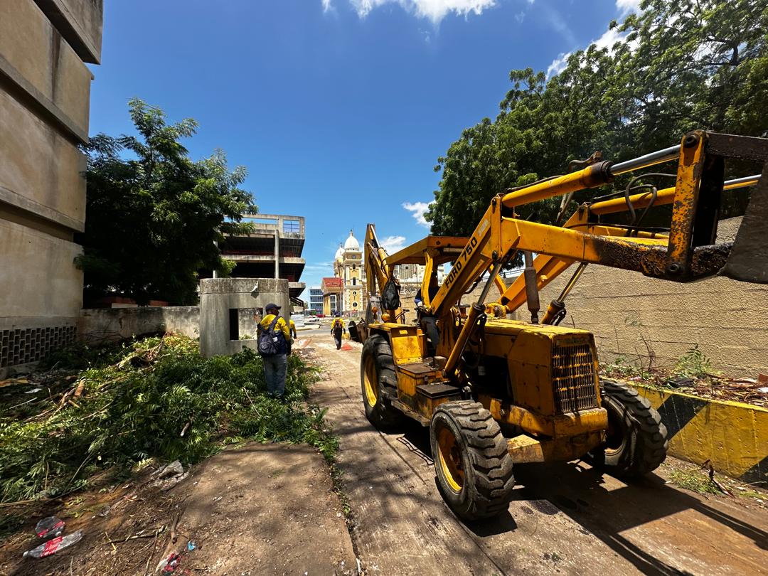Alcaldía de Maracaibo ejecutó limpieza de terreno adyacente a las Torres del Saladillo para tranquilidad de más de 1.400 familias