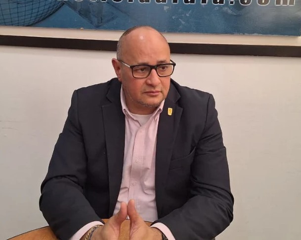 Beber tres litros de agua al día y comer frutas y verduras frescas para enfrentar el calor extremo: Braulio Arias