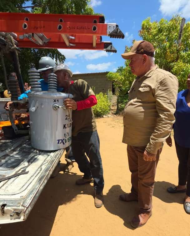 Instalan dos transformadores eléctricos en comunidades de la parroquia Las Parcelas