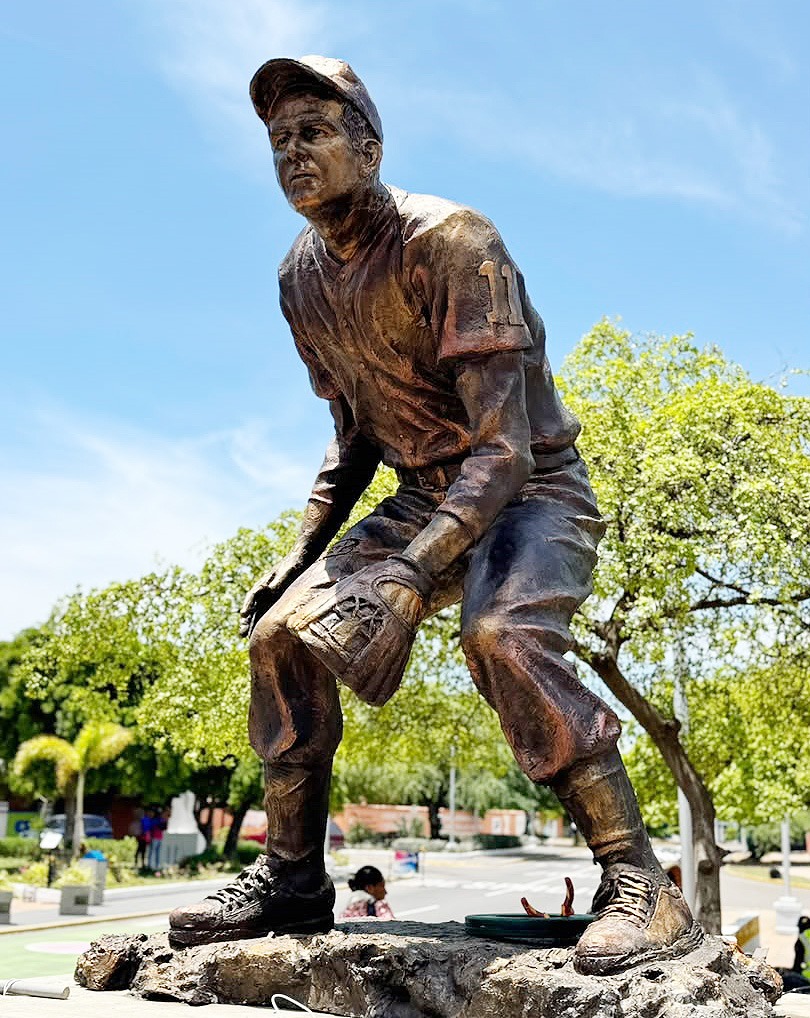 Alcaldía de Maracaibo inmortaliza a Luis Aparicio con estatua en su honor