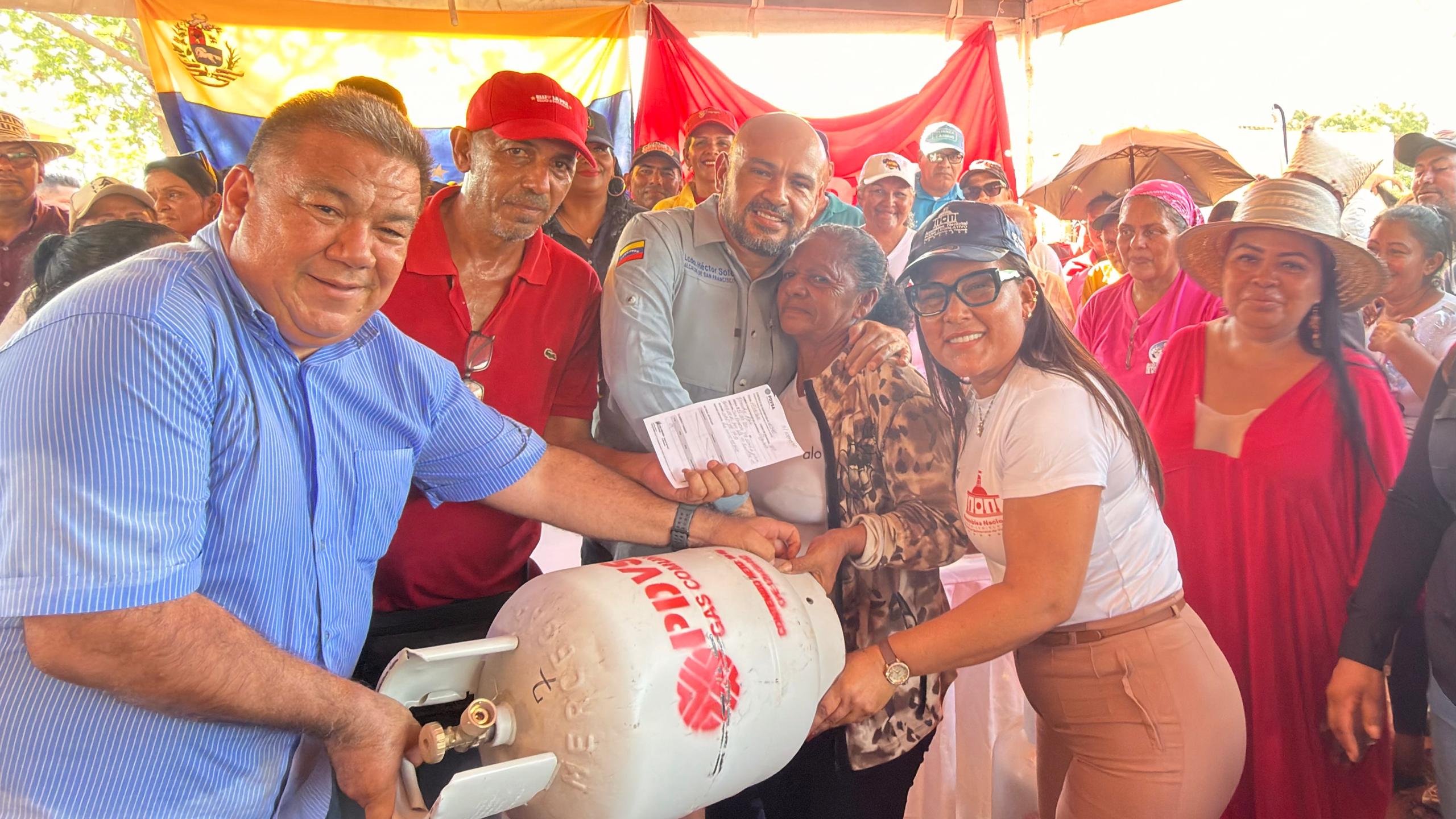 Alcalde Héctor Soto y Pdvsa Gas Comunal benefician a 400 familias de Domitila Flores con entrega de cilindros de gas doméstico
