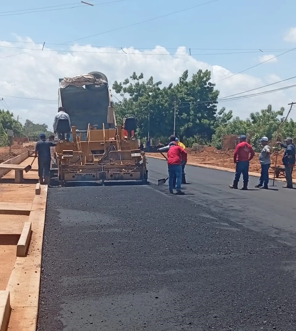 Avanzan trabajos de drenaje y asfaltado en la vía Curva de Molina-La Concepción