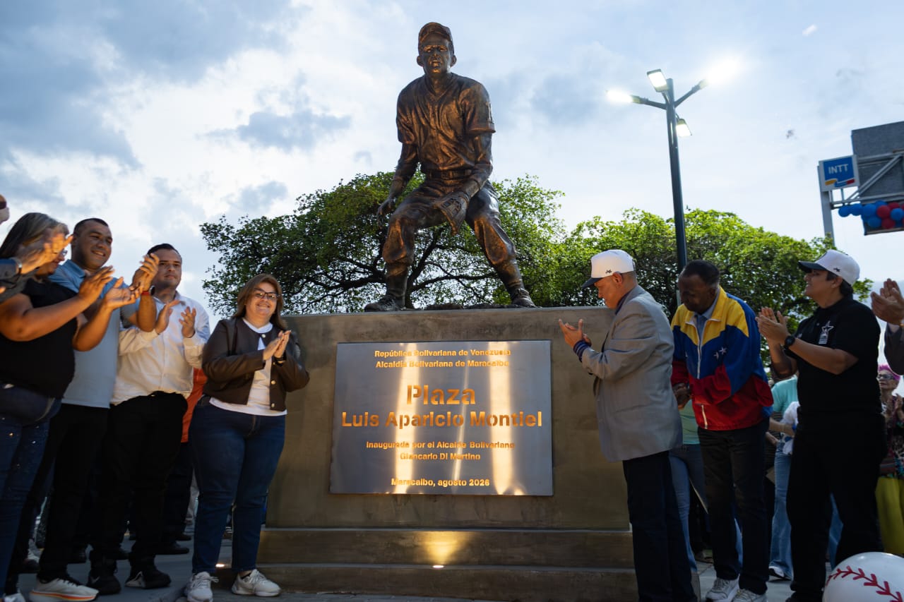 ‎¡Histórico! ‎Alcaldía de Maracaibo develó la primera estatua en Venezuela en honor a Luis Aparicio
