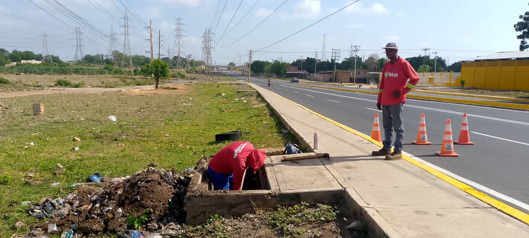 La Gobernación realiza trabajos de limpieza y mantenimiento en drenajes de la Circunvalación 3 en Maracaibo