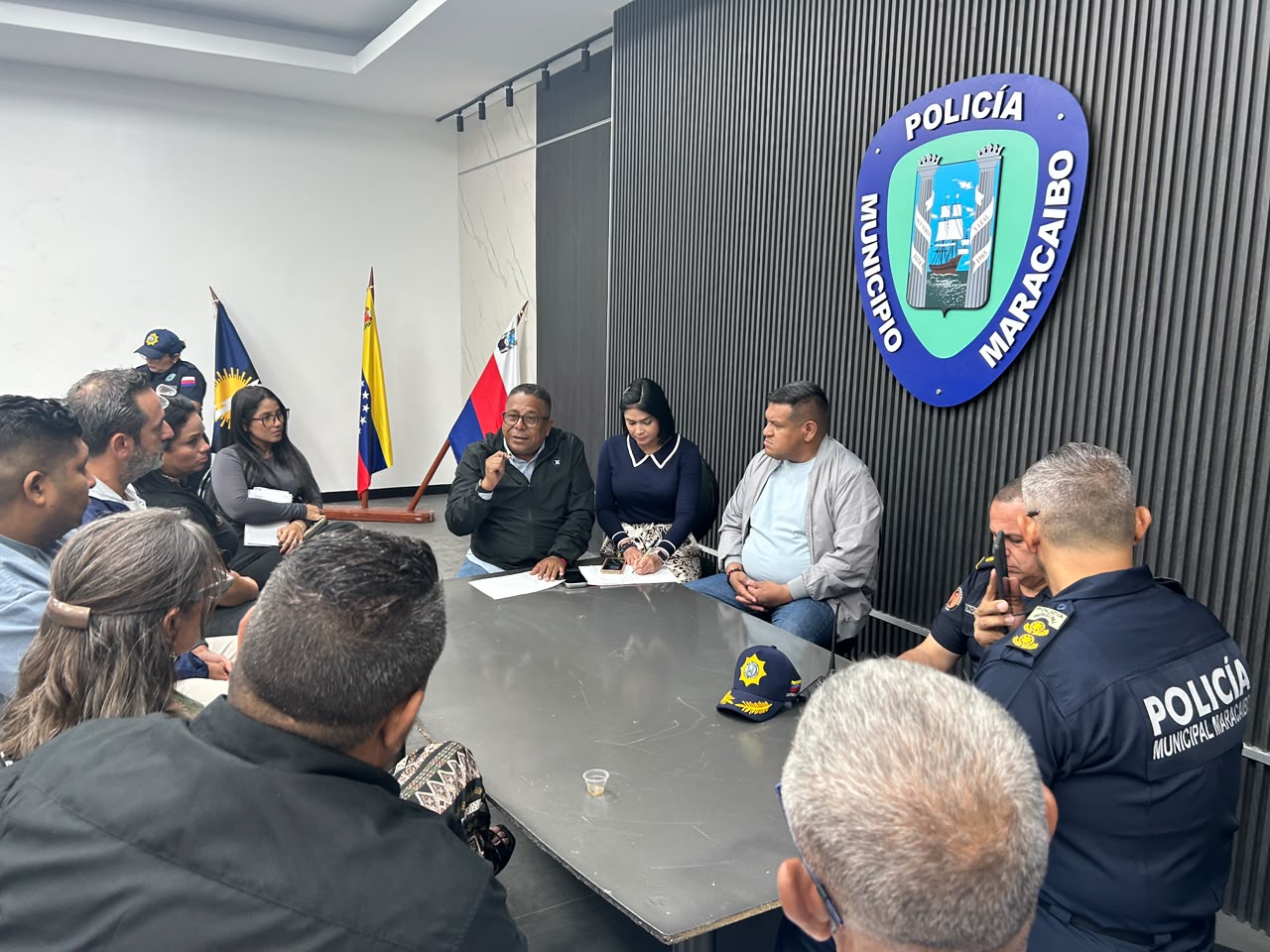 Autoridades municipales se reunieron con comerciantes de la Av. Cecilio Acosta para reforzar Programa de Educación Ambiental