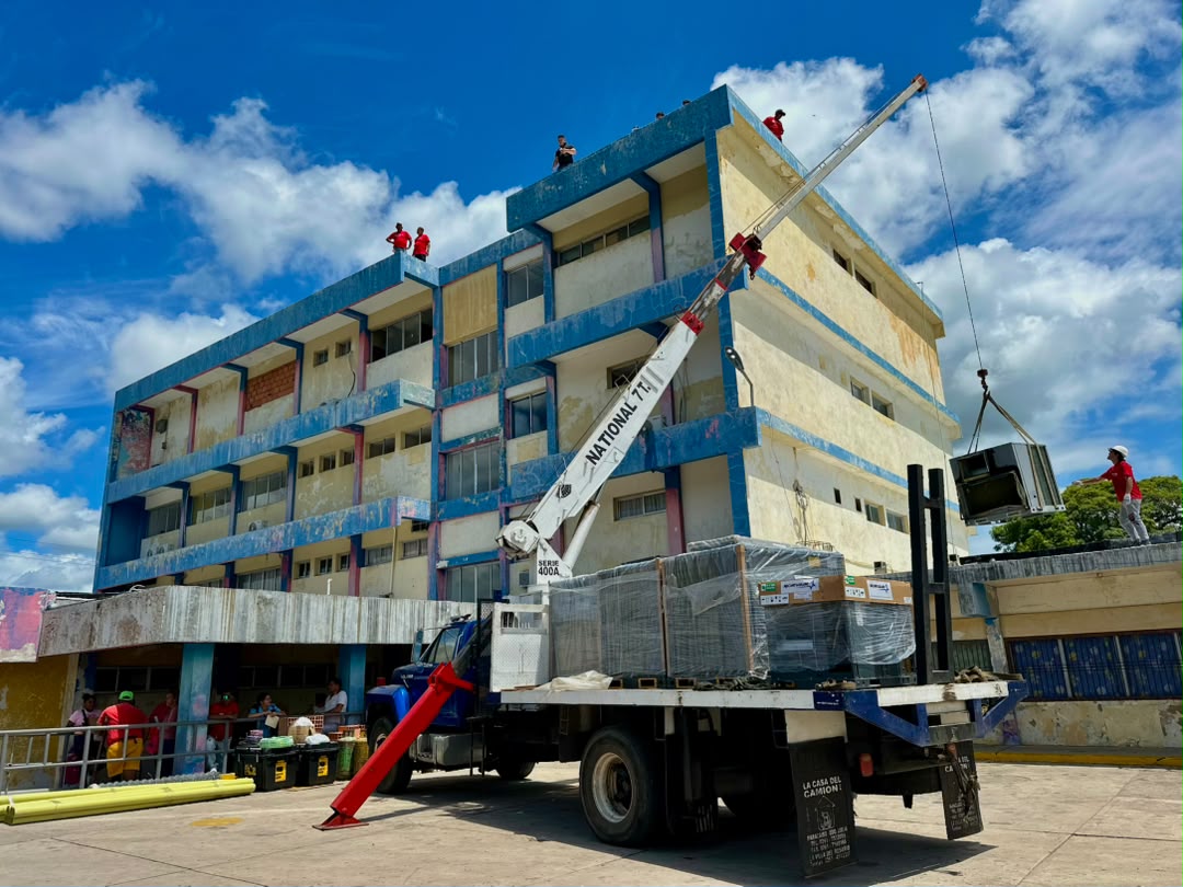 Gobernador Luis Caldera entrega 75 toneladas de aire acondicionado para áreas esenciales del Hospital de Rosario de Perijá