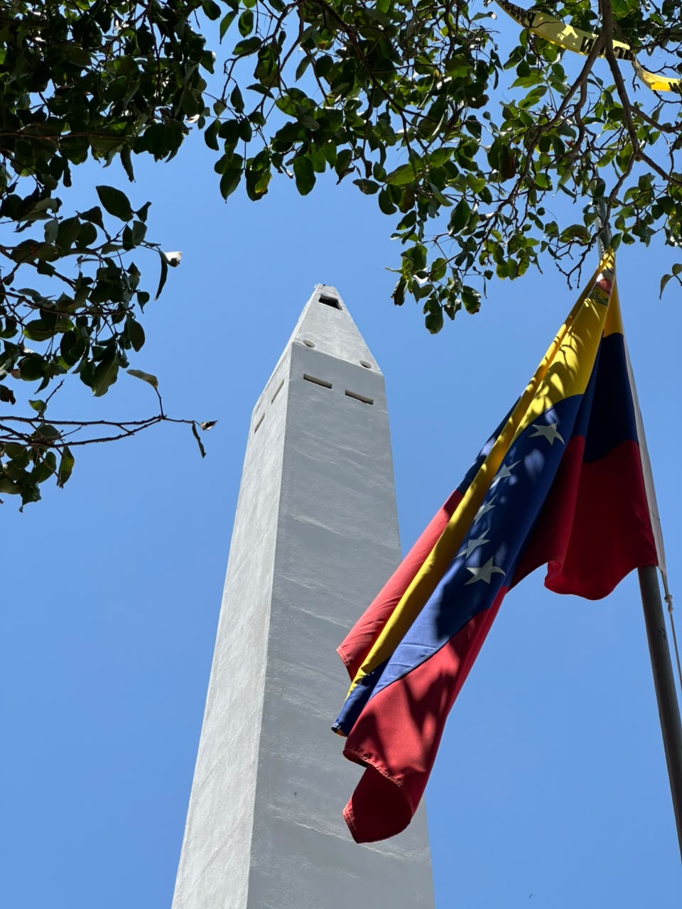 Alcaldia inició restauración del Obelisco de la Plaza de la República