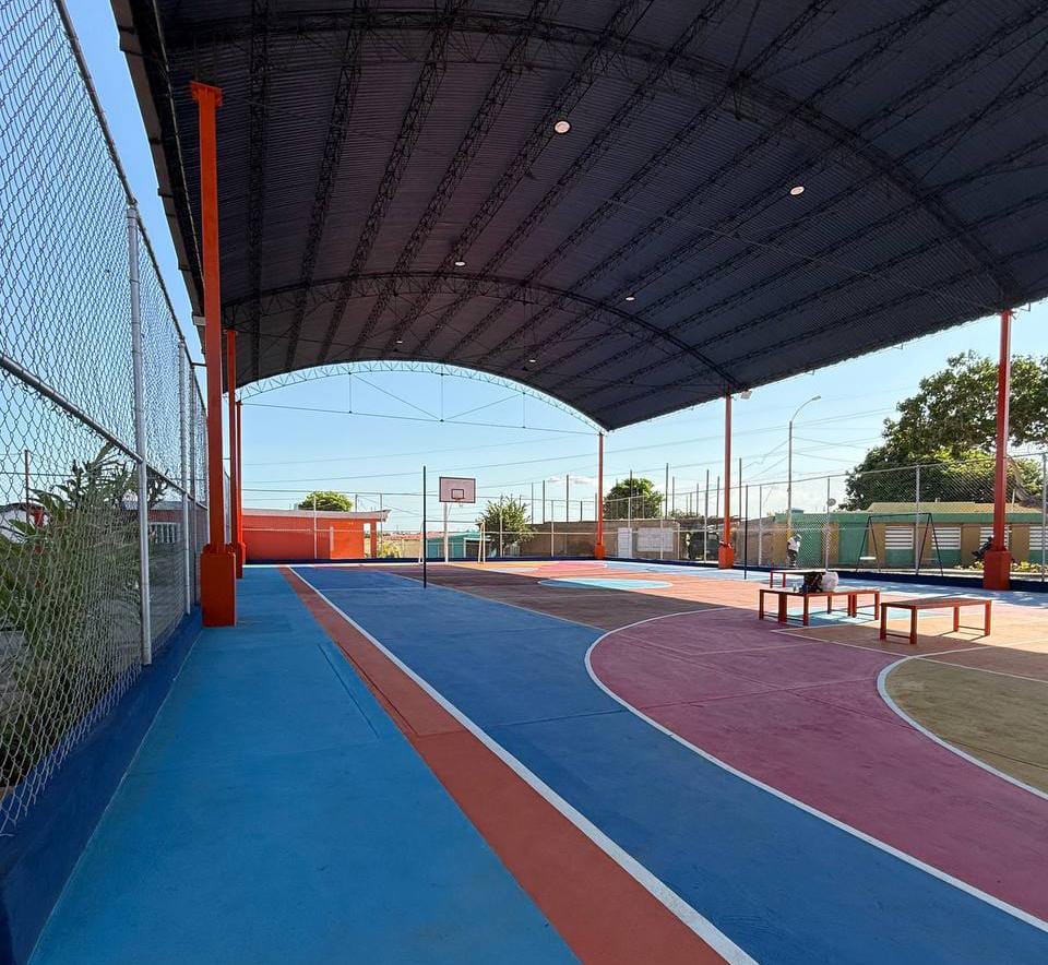 Alcaldía de Maracaibo rehabilitó cancha multideportiva en Altamira Sur