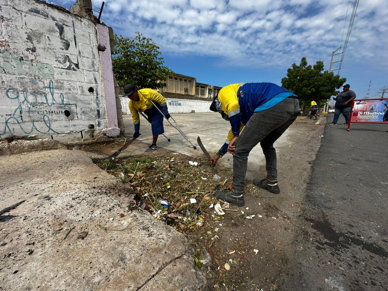 Alcaldía de Maracaibo limpió y desmalezó las áreas externas del ASIC 18 de Octubre