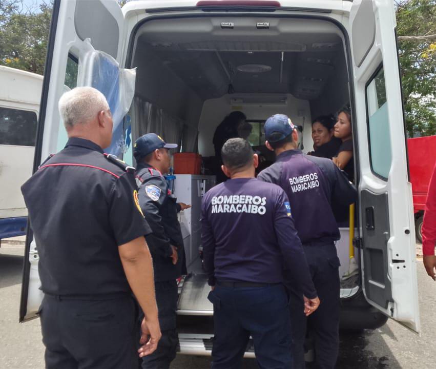 Rápida atención de Bomberos a jóvenes lesionadas al colapsar bohío en Vereda del Lago