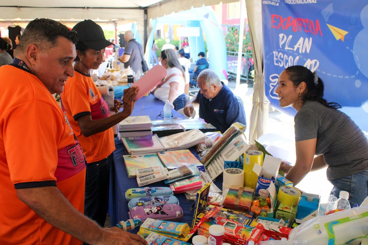 Alcaldía de Maracaibo llevó feria de ropa, víveres y salud a Santa Rosa de Agua
