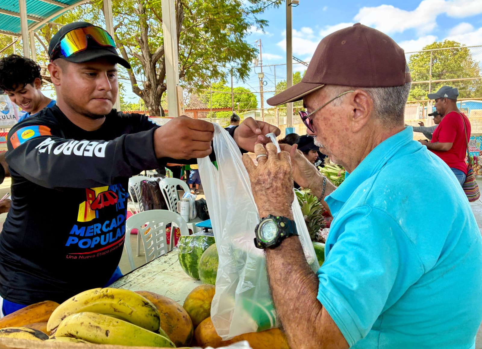 Alcalde Héctor Soto beneficia a familias del barrio 24 de Julio con jornada de atención social
