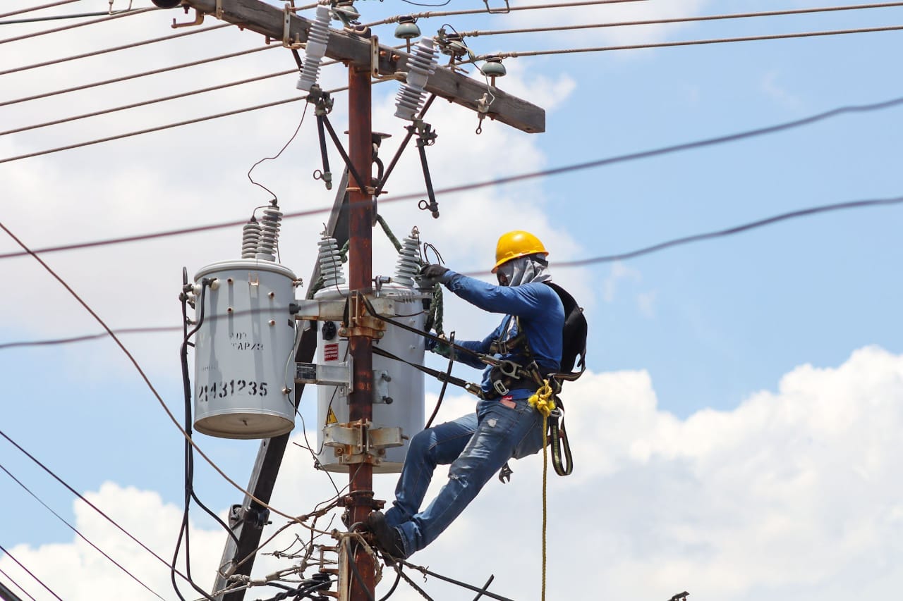 Alcaldía de Maracaibo instala transformadores nuevos solicitados por VenApp