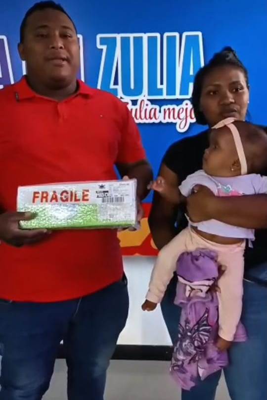 Gobernación del Zulia y Lotería del Zulia benefician a familia zuliana con donación de válvula para niña con hidrocefalia