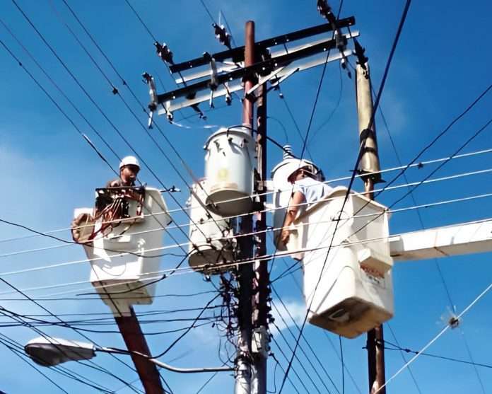 Rafael Colmenárez coordina instalación de ocho transformadores en el Sur del Lago