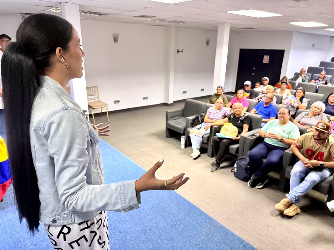 Alcaldía de San Francisco fortalece a emprendedores con taller de Calidad de Servicios