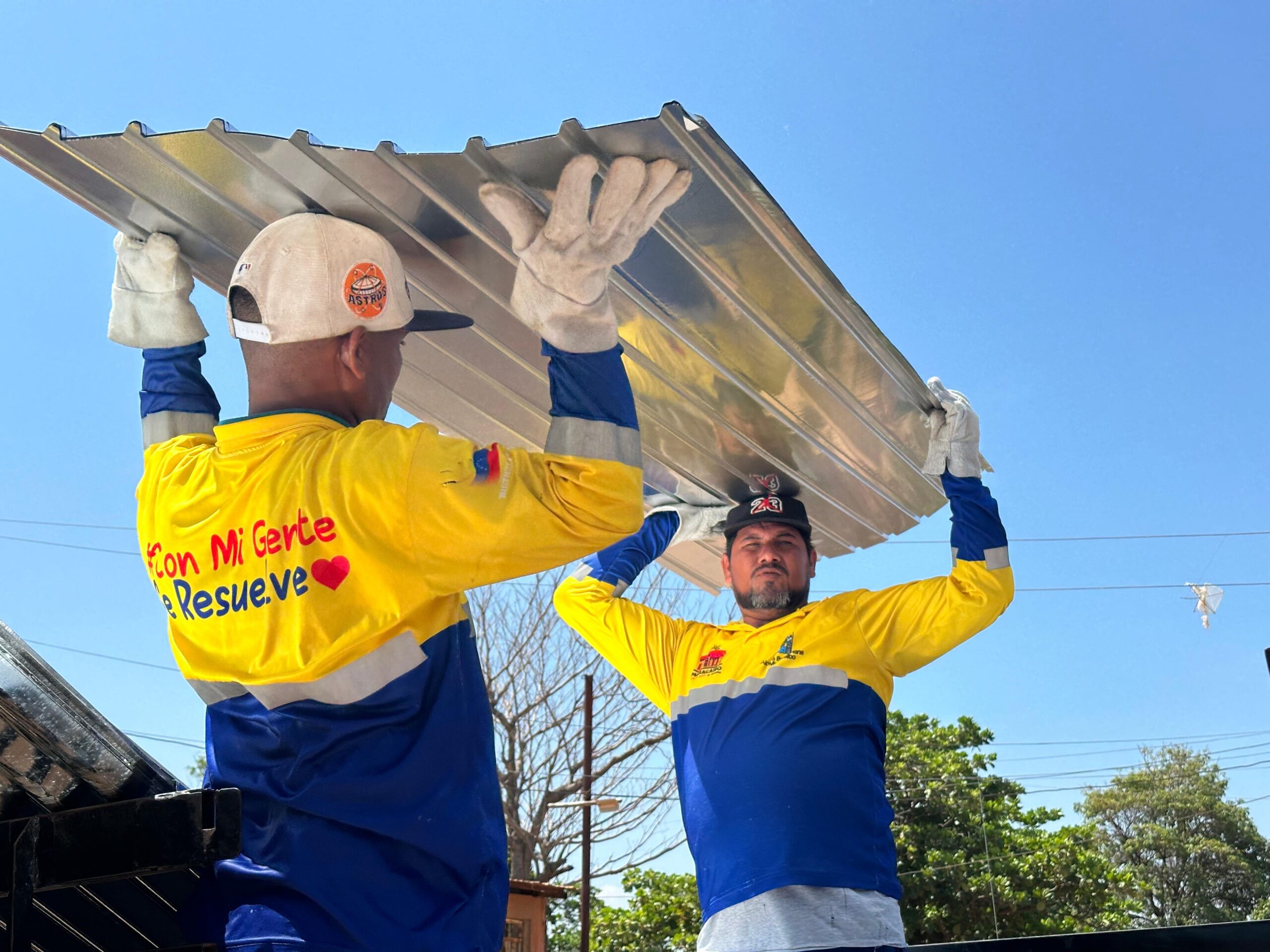 Alcaldía de Maracaibo reemplaza techos a casas en Santa Rosa de Agua afectadas por la tormenta