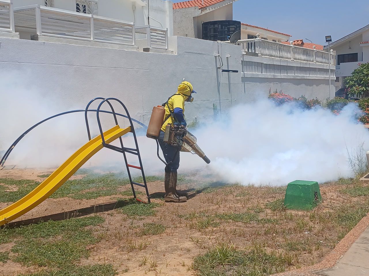 Fumigan conjunto residencial Villa Hermosa en la parroquia Coquivacoa