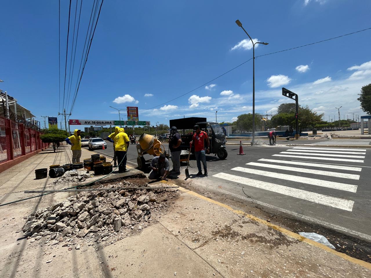 Avanzan trabajos de rehabilitación del paso peatonal frente a Urbe