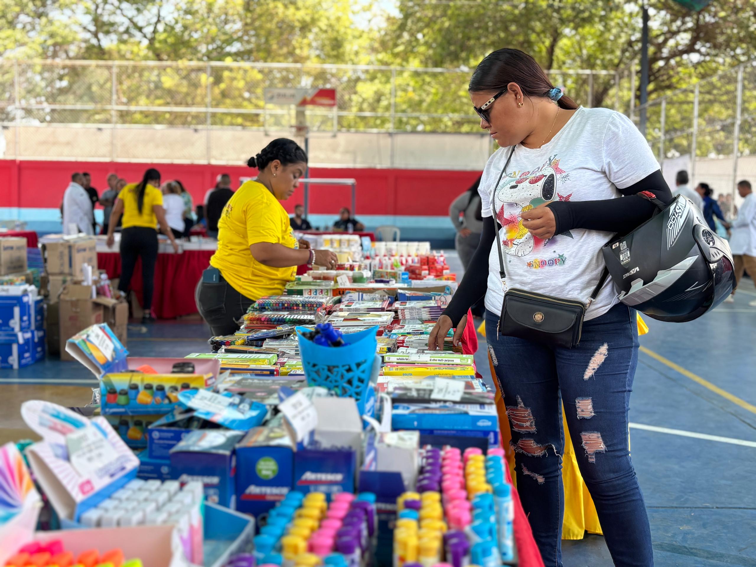 Gobernación del Zulia despliega Feria Escolar para expender útiles a precios solidarios y brindar atención médica pediátrica