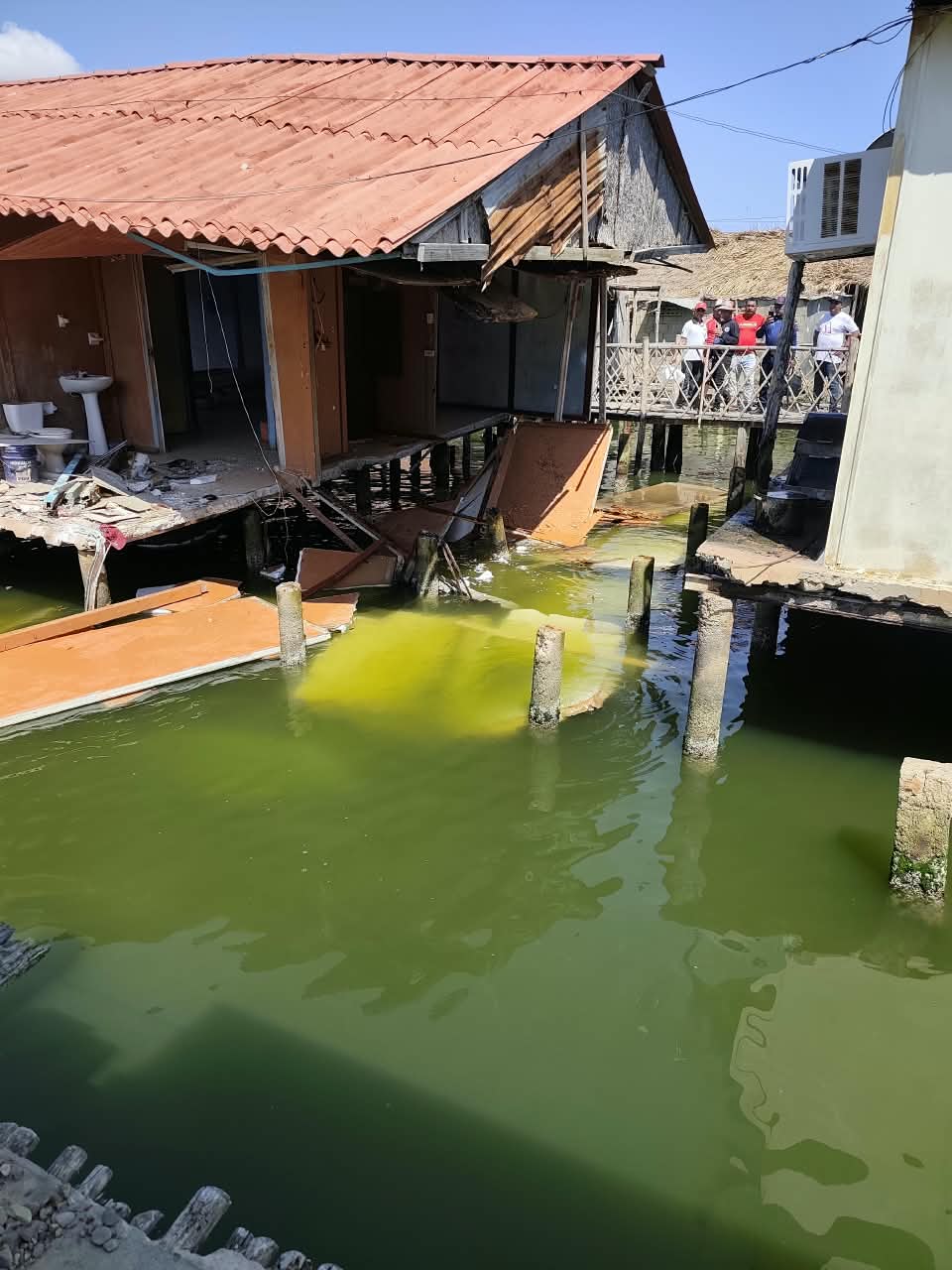 Colapso de vivienda en Santa Rosa de Agua deja tres adultos mayores lesionados