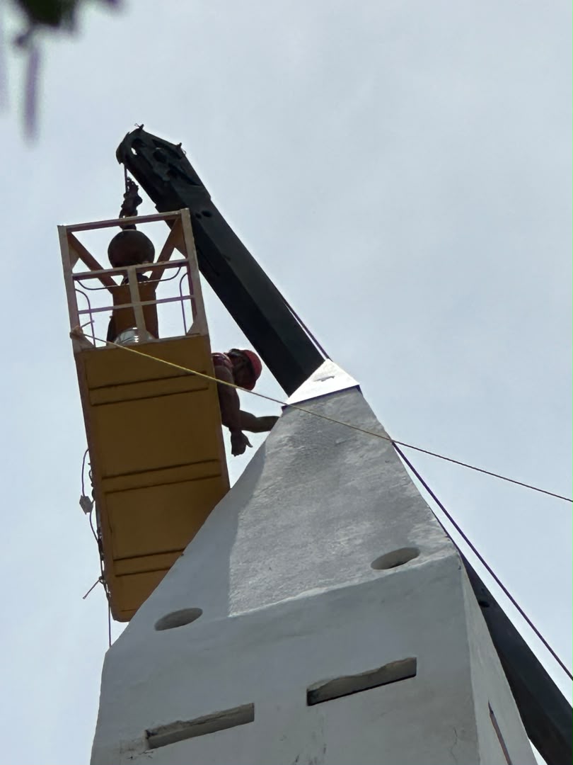 Quedó instalada nueva punta del Obelisco de la Plaza de la República