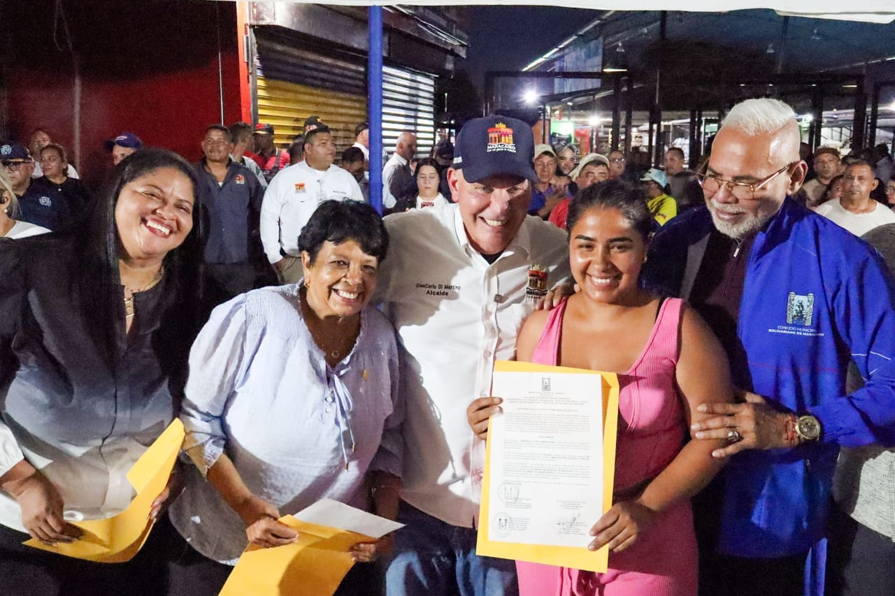 Alcalde Di Martino entregó certificados de bienhechurías a 172 comerciantes de La Curva de Molina