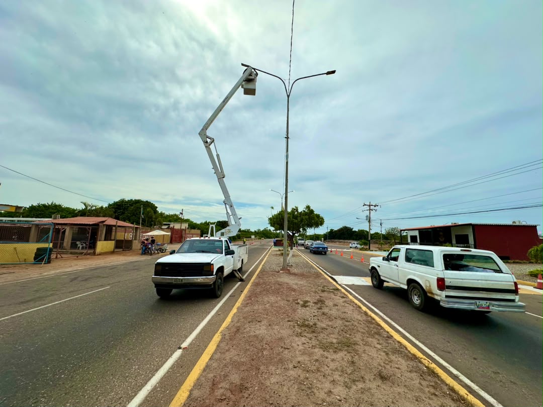 Gobernación realiza trabajos de iluminación y bacheo en varios sectores y avenidas de Maracaibo