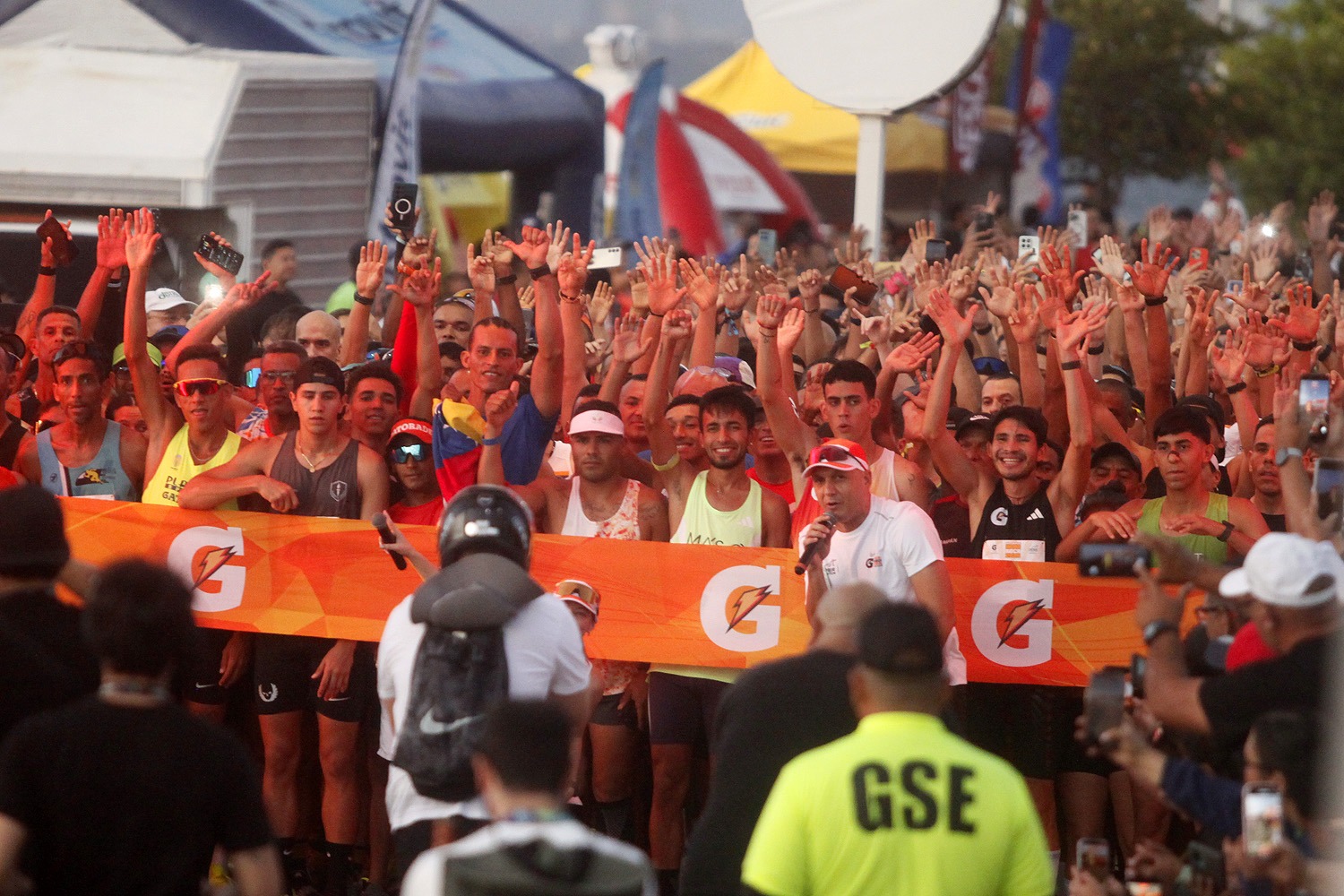 Una marea naranja de 2.500 corredores en la ciclovía revivió la Maracaibo Rock 10K