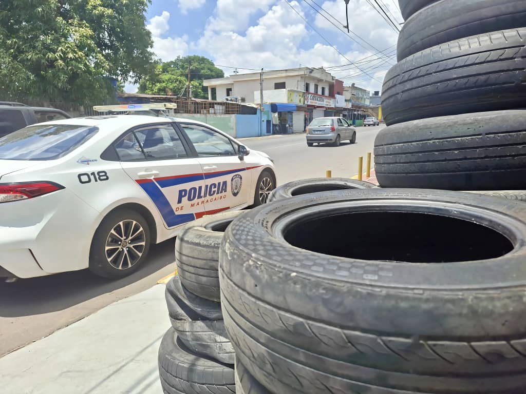 Polimaracaibo despliega operativo para despejar pasos peatonales obstruidos por neumáticos‎