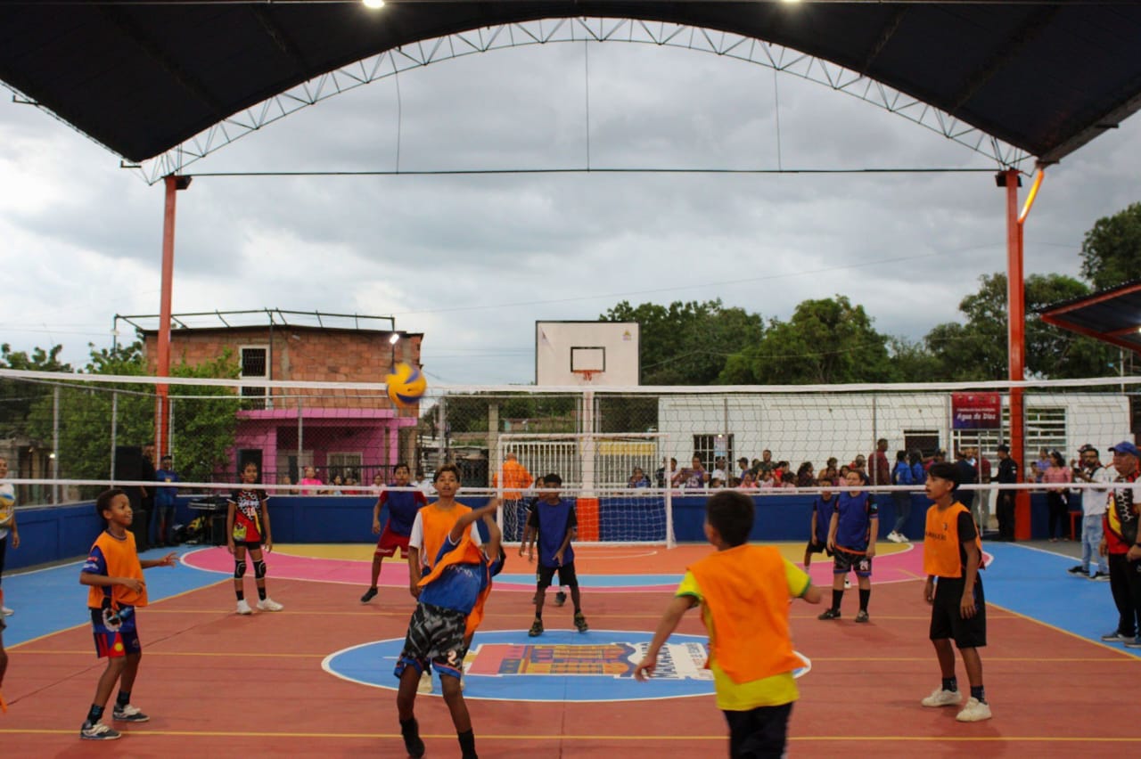 Alcaldía de Maracaibo rescató de las ruinas la cancha “Agua de Dios”