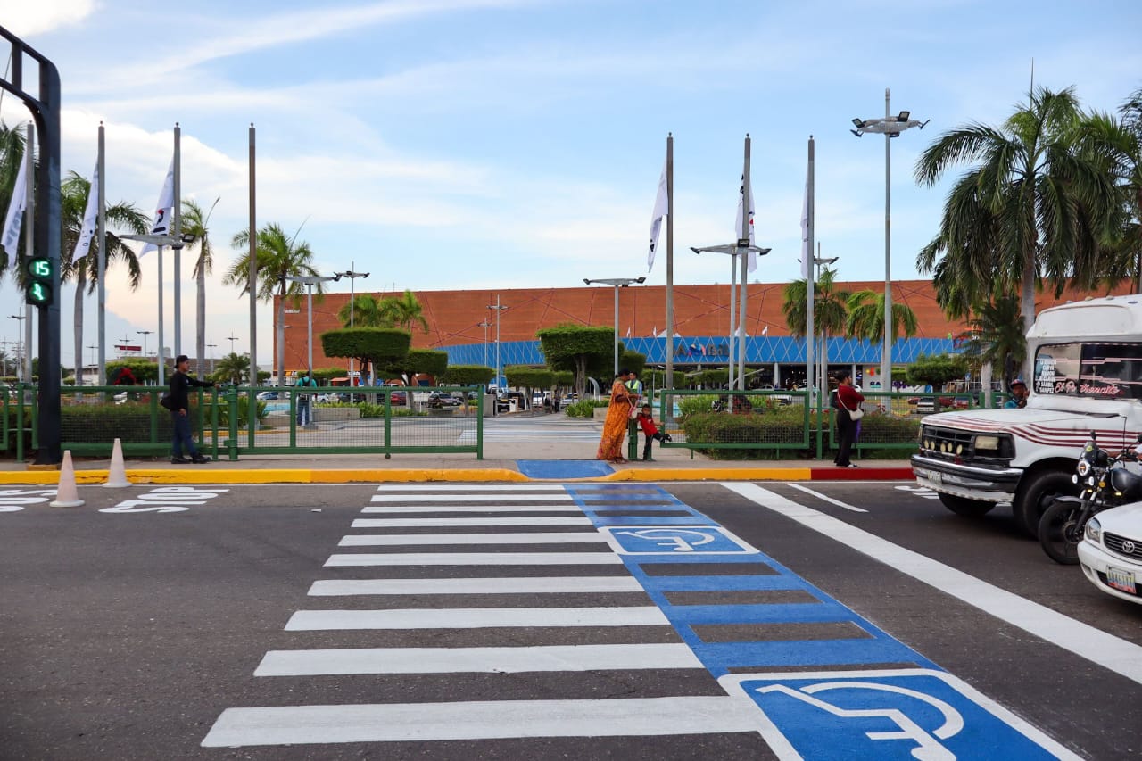 Alcaldía de Maracaibo reinaugura paso peatonal frente al Sambil
