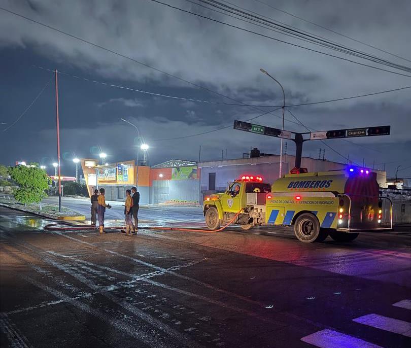 Bomberos de Maracaibo atendieron solicitudes de árboles caídos y estructuras afectadas por las lluvias y fuertes vientos