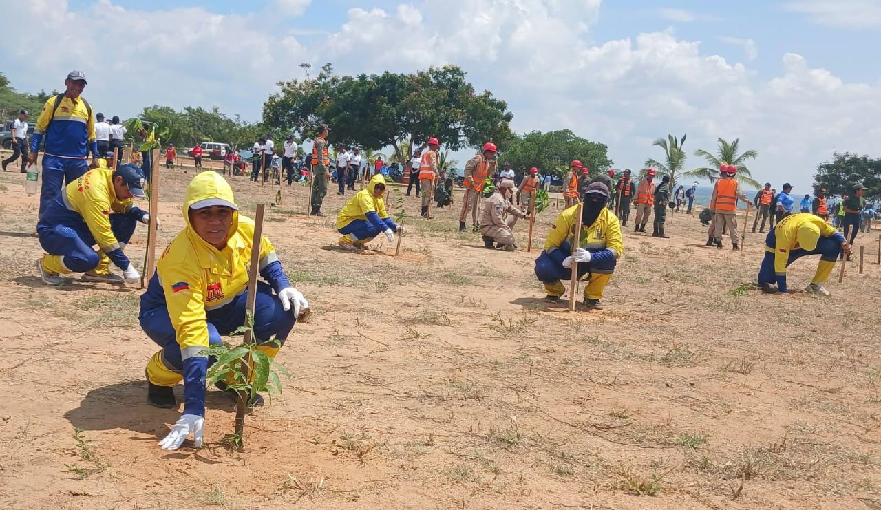 Ministro de Ecosocialismo Nelson Rodríguez lideró jornada de siembra en Vereda del Lago